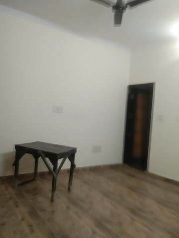 Room in 3.5 BHK Builder Floor at Sector 28 – for Rent