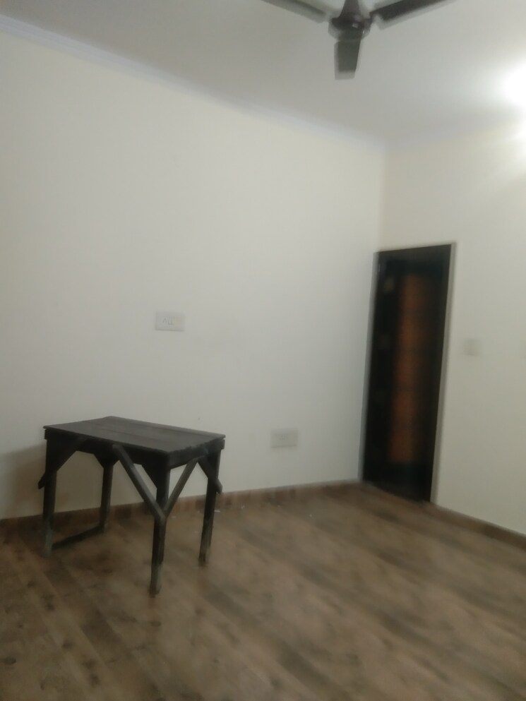 Room, sector 28 3.5 Bedroom 250 Sq.Yd. Builder Floor In Sector 28 Faridabad 8633438