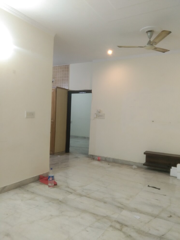 Room, sector 28 3.5 Bedroom 250 Sq.Yd. Builder Floor In Sector 28 Faridabad 8633438
