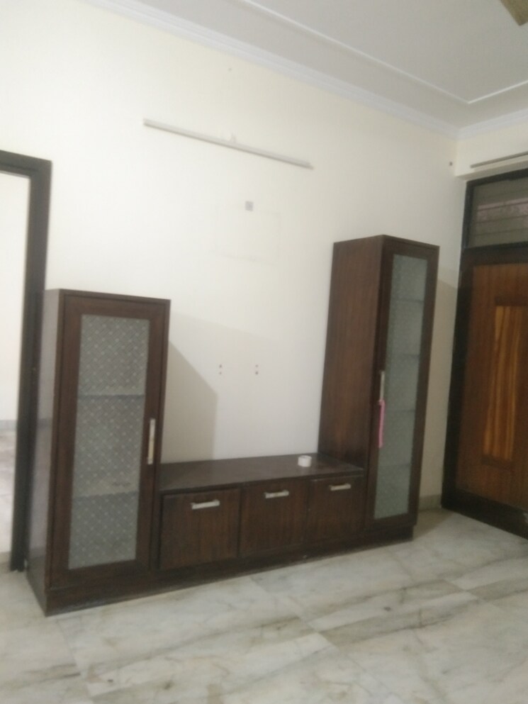 Room, sector 28 3.5 Bedroom 250 Sq.Yd. Builder Floor In Sector 28 Faridabad 8633438