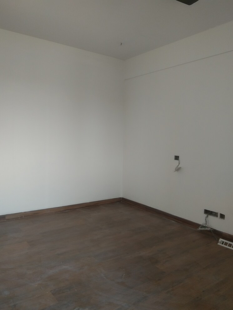 Room, sector 28 3.5 Bedroom 250 Sq.Yd. Builder Floor In Sector 28 Faridabad 8633438