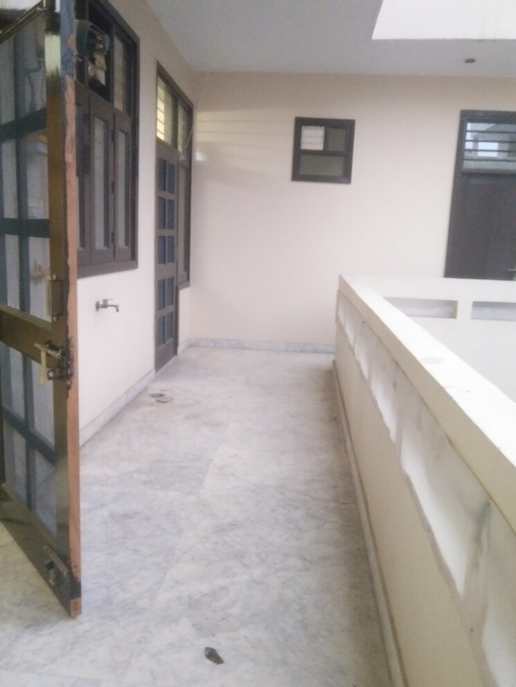 Room, sector 28 3.5 Bedroom 250 Sq.Yd. Builder Floor In Sector 28 Faridabad 8633438