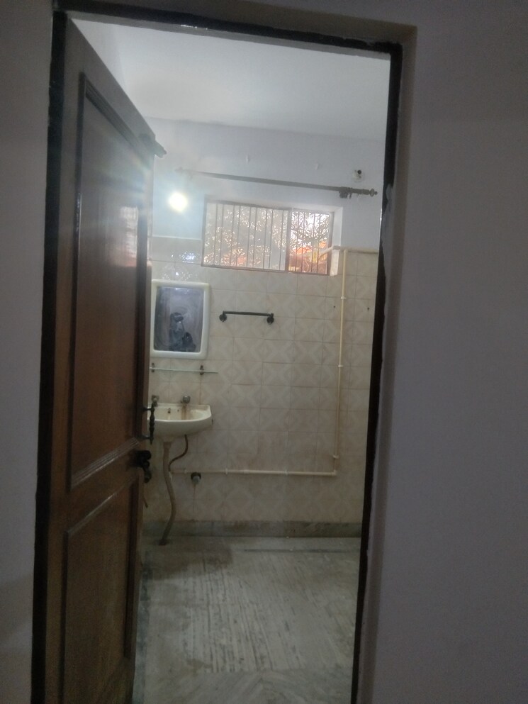 Bathroom, sector 28 3.5 Bedroom 250 Sq.Yd. Builder Floor In Sector 28 Faridabad 8633438
