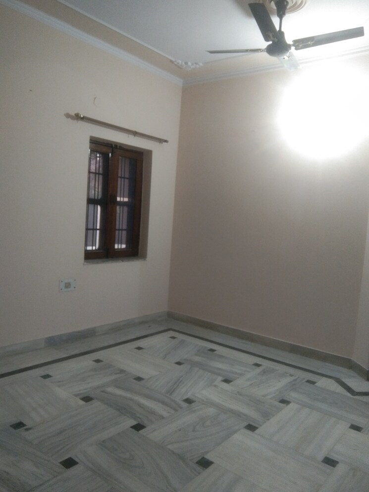 Room, sector 28 3.5 Bedroom 250 Sq.Yd. Builder Floor In Sector 28 Faridabad 8633438