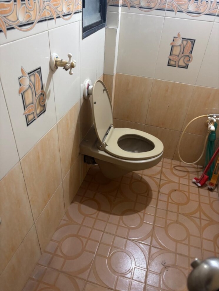Bathroom, law college road 2 Bedroom 1000 Sq.Ft. Apartment In Law College Road Pune 8633446