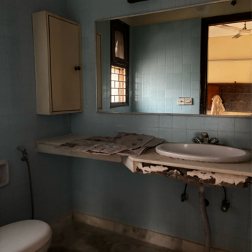 Attached Bathroom in 1 BHK Builder Floor at Saket – for Rent