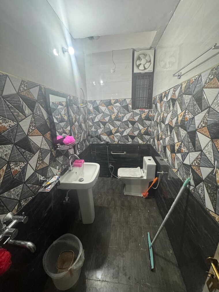 Attached Bathroom, hazratganj 2 Bedroom 900 Sq.Ft. Apartment In Hazratganj Lucknow 8633522