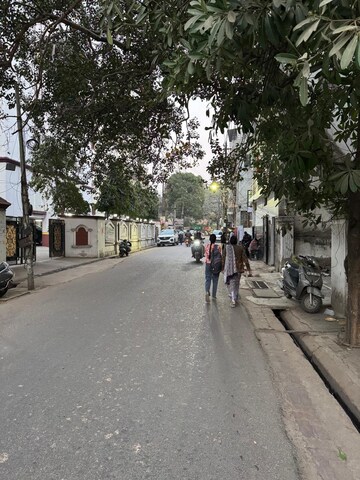 Parking in 2 BHK Apartment at Hazratganj – for Sale