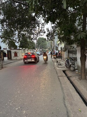 Parking in 2 BHK Apartment at Hazratganj – for Sale