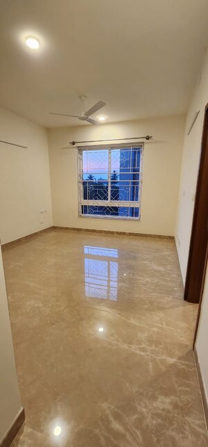 Room in 3 BHK Apartment at Prestige Woodland Park, Cooke Town – for Rent