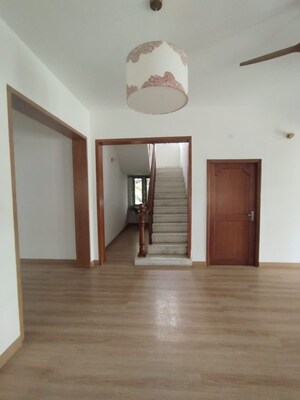 Room in 3 BHK Apartment at Prestige Woodland Park, Cooke Town – for Rent