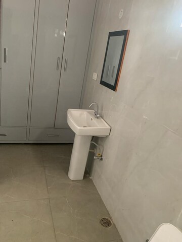 Master Bedroom in 4 BHK Builder Floor at Phi Iii Greater Noida – for Rent