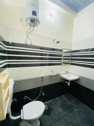 Bathroom in 1.5 BHK Independent House at Gomti Nagar – for Rent