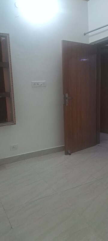 Furnished Amenities in 2 BHK Apartment at Sarita Vihar – for Rent