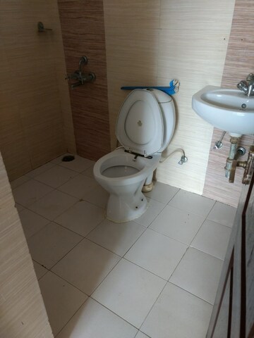 Bathroom in 1.5 BHK Independent House at Gomti Nagar – for Rent