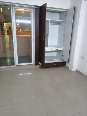 Room in 2.5 BHK Apartment at Exotica Dreamville, Sector 16c Greater Noida – for Rent