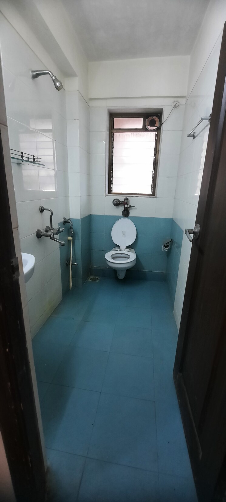 Bathroom, sundervan-complex 3 Bedroom 1650 Sq.Ft. Apartment In Andheri West Mumbai 8634074