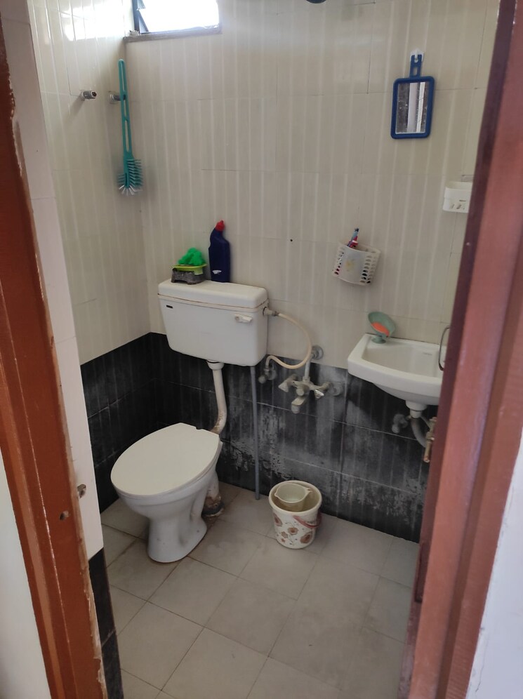 Bathroom, sun-real-home 2 Bedroom 107 Sq.Yd. Apartment In Ranip Ahmedabad 8633879