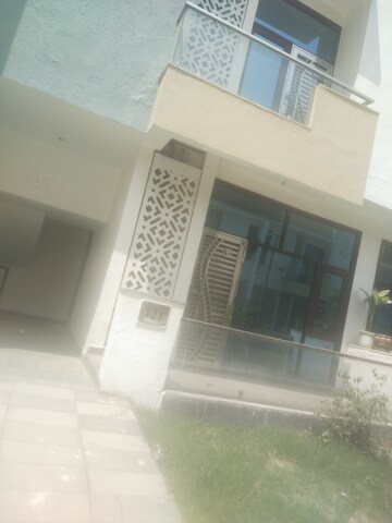 Furnished Amenities in 4 BHK Villa at Panchsheel Villas, Sector 16 Greater Noida – for Rent