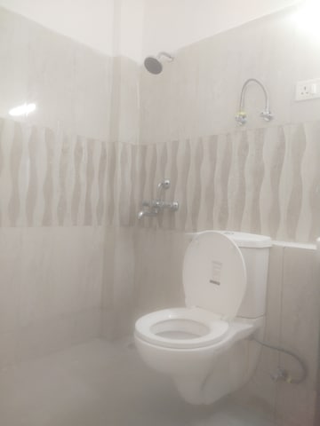 Bathroom in 4 BHK Villa at Panchsheel Villas, Sector 16 Greater Noida – for Rent