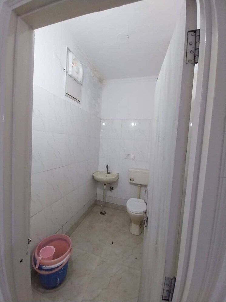 Bathroom, rwa-tomar-colony 2 Bedroom 450 Sq.Ft. Builder Floor In Mukundpur Delhi 8634204