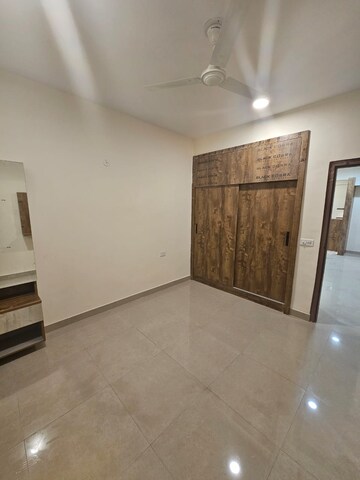 Room in 2 BHK Apartment at Suncity Avenue 76, Sector 76 – for Rent
