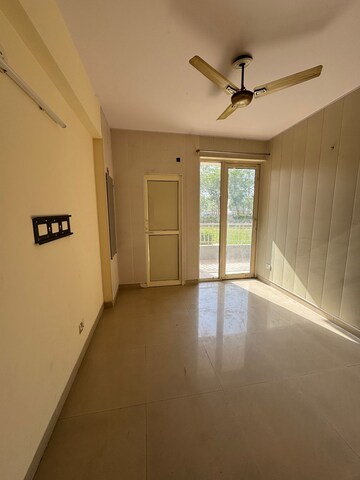 Room in 2.5 BHK Apartment at Puri Pratham, Sector 84 – for Rent