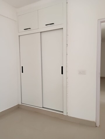 Room in 2 BHK Apartment at Suncity Avenue 76, Sector 76 – for Rent