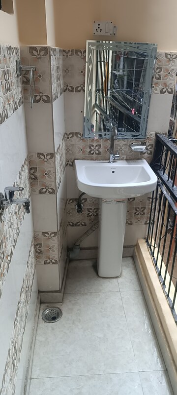 Attached Bathroom in 1 BHK Builder Floor at Hari Nagar Ashram – for Rent