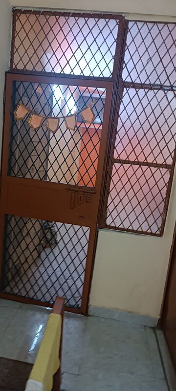 Room in 1 BHK Builder Floor at Hari Nagar Ashram – for Rent