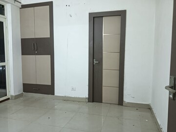Room in 2 BHK Apartment at Suncity Avenue 76, Sector 76 – for Rent