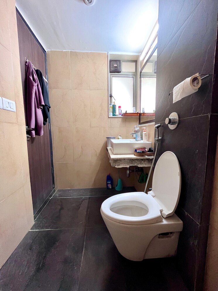 Bathroom, lodha-splendora 2.5 Bedroom 950 Sq.Ft. Apartment In Ghodbunder Road Thane 8634697