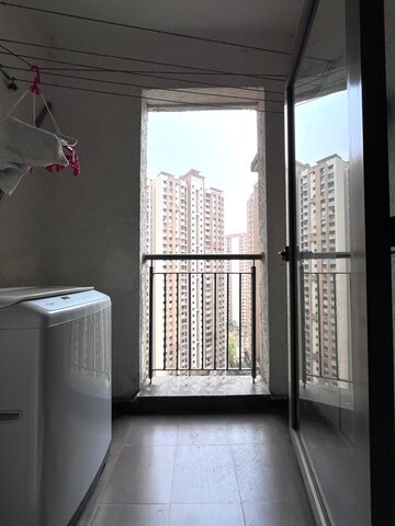 Room in 2.5 BHK Apartment at Lodha Splendora, Ghodbunder Road – for Rent