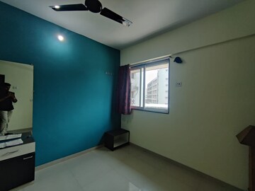 Room in 1 BHK Apartment at Thane West – for Sale