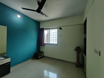 Room in 1 BHK Apartment at Thane West – for Sale