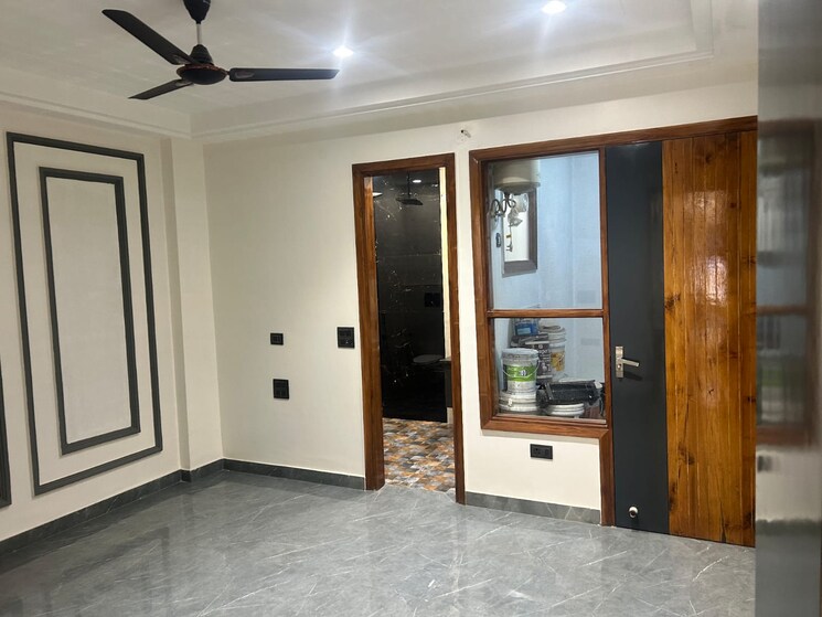 Room, sector 8 dwarka 4 Bedroom 250 Sq.Yd. Builder Floor In Sector 8 Dwarka Delhi 8634917