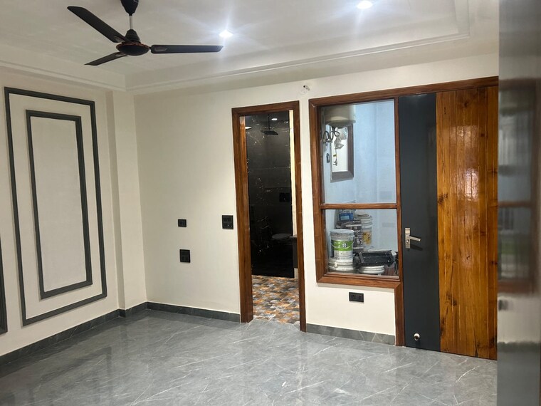 Room, sector 8 dwarka 4 Bedroom 250 Sq.Yd. Builder Floor In Sector 8 Dwarka Delhi 8634917