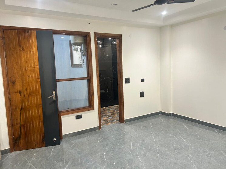 Room, sector 8 dwarka 4 Bedroom 250 Sq.Yd. Builder Floor In Sector 8 Dwarka Delhi 8634917