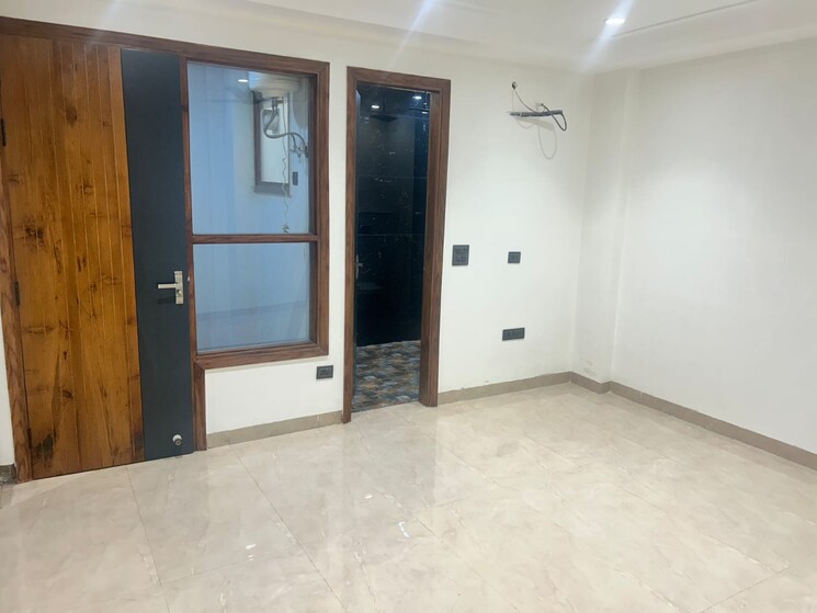 Room, sector 8 dwarka 4 Bedroom 250 Sq.Yd. Builder Floor In Sector 8 Dwarka Delhi 8634917