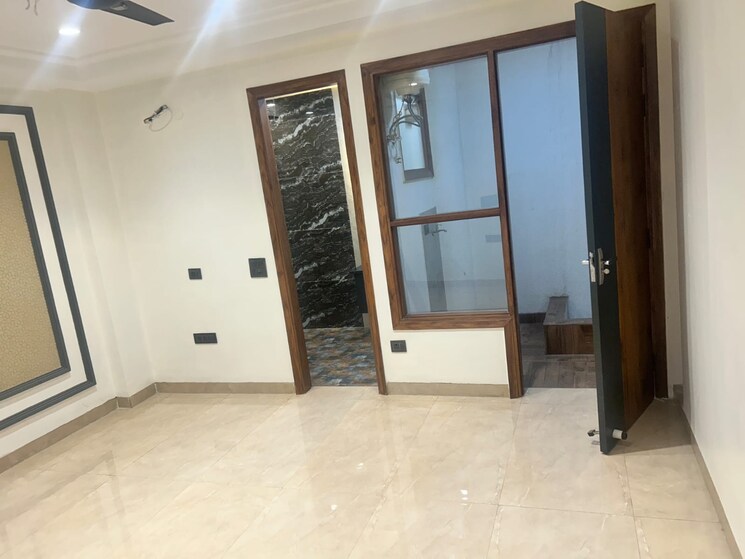 Room, sector 8 dwarka 4 Bedroom 250 Sq.Yd. Builder Floor In Sector 8 Dwarka Delhi 8634917