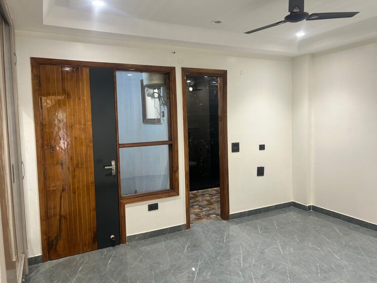 Room, sector 8 dwarka 4 Bedroom 250 Sq.Yd. Builder Floor In Sector 8 Dwarka Delhi 8634917