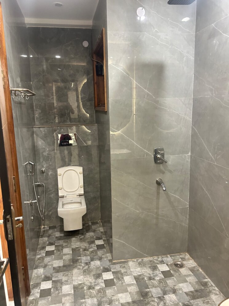 Bathroom, sector 8 dwarka 4 Bedroom 250 Sq.Yd. Builder Floor In Sector 8 Dwarka Delhi 8634917