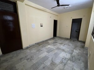 Room in 3 BHK Apartment at Shalimar Apartments Shalimar Garden, Shalimar Garden – for Sale