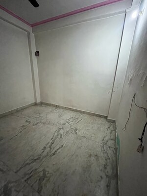 Room in 2 BHK Apartment at Shalimar Apartments Shalimar Garden, Shalimar Garden – for Sale