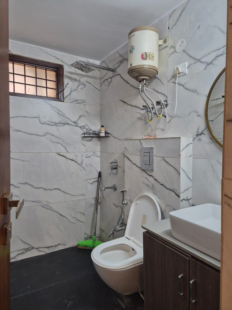 Bathroom, vasant kunj 3 Bedroom 1800 Sq.Ft. Apartment In Vasant Kunj Delhi 8634904
