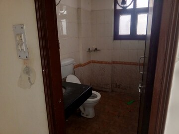 Bathroom in 3 BHK Apartment at HBH Galaxy Apartments, Sector 43 – for Rent