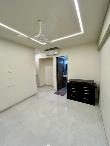 Room in 3.5 BHK Apartment at Vaibhavlaxmi Address 51, Bandra East – for Rent