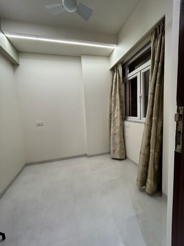 Room in 3.5 BHK Apartment at Vaibhavlaxmi Address 51, Bandra East – for Rent