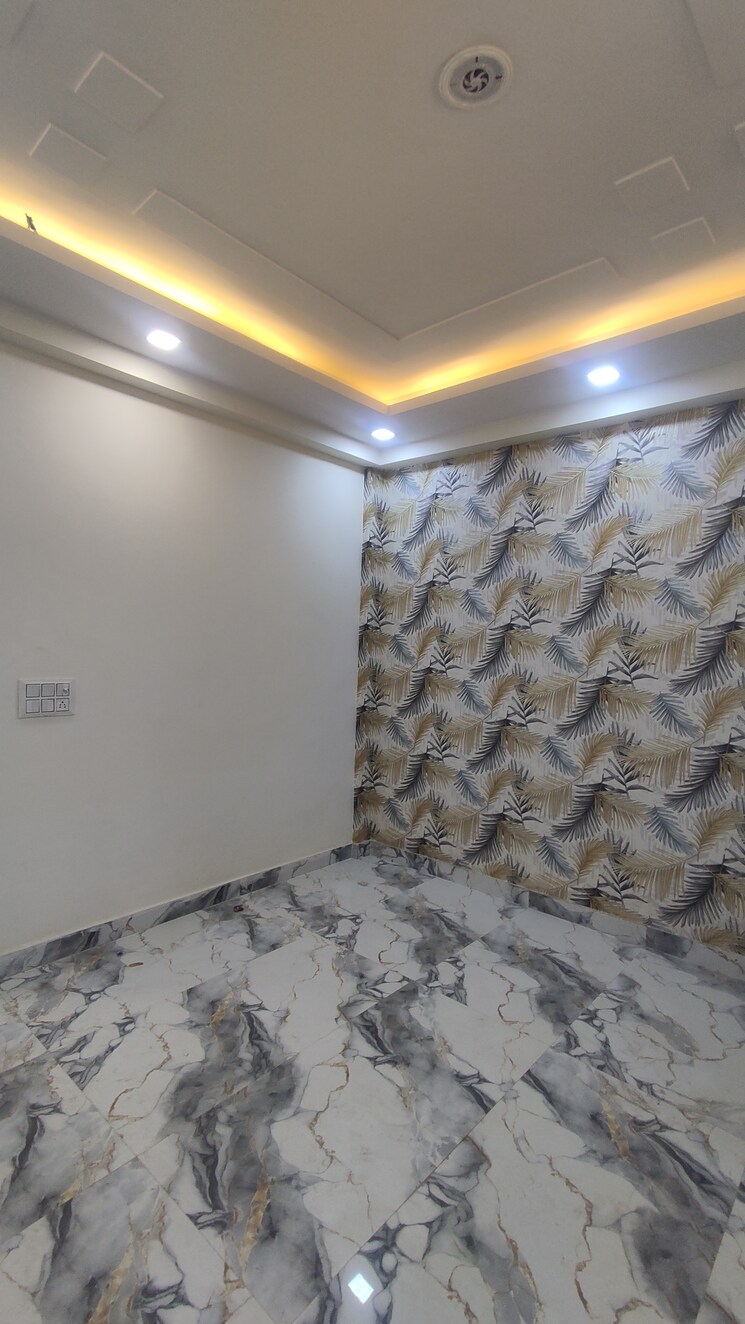 Room, sector 73 3 Bedroom 1350 Sq.Ft. Builder Floor In Sector 73 Noida 8635243