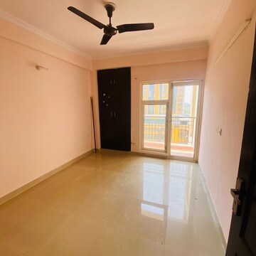 Room in 3 BHK Apartment at Gardenia Golf City, Noida Central – for Rent
